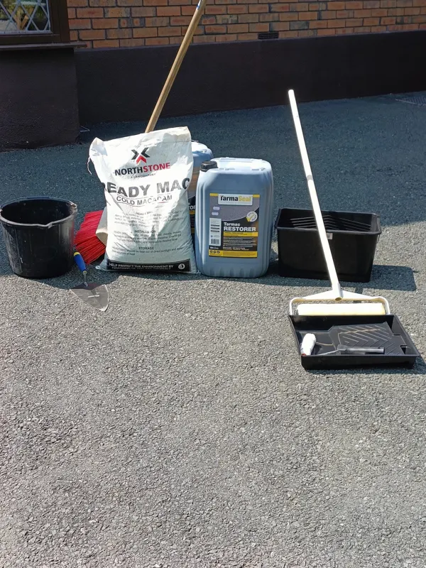 Cold-lay macadam for repairs and tarmac restorer, ready to go down